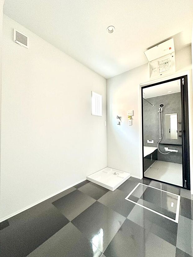 身支度もスムーズにおこなえる脱衣場      　