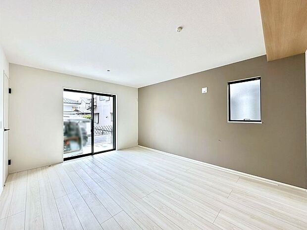 アクセントクロスがお洒落なダイニング。家族でのんびりくつろげる広々スペース。