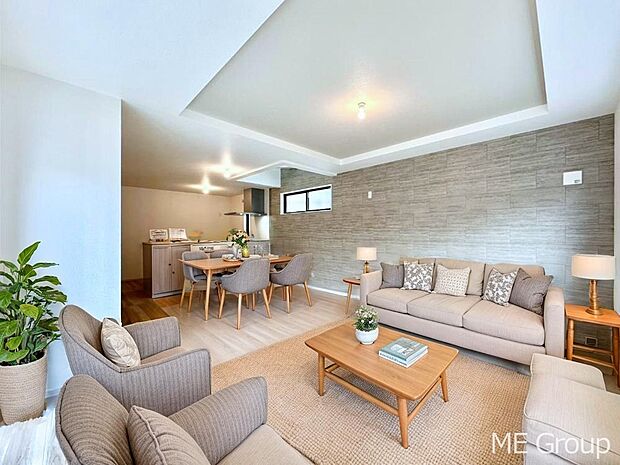 ご家族の賑やかな話し声で包まれる明るいリビング  ※家具はCGです