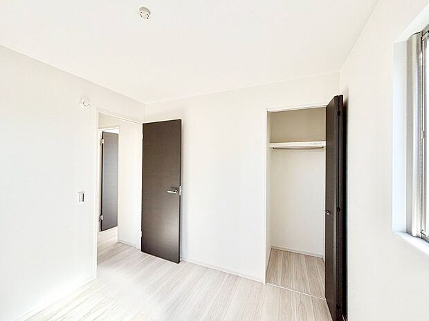 【寝室】収納が充実しているので居住スペースを広々使えます