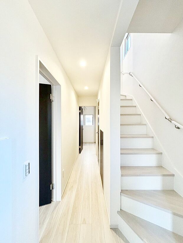 【玄関】家族の帰宅やお客様をあたたかく迎える玄関