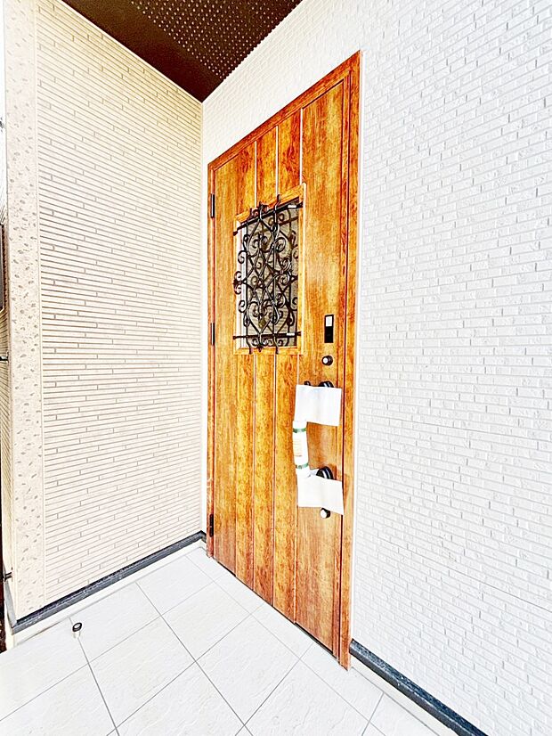 【玄関】玄関前は雨が降っても濡れにくい屋根付き