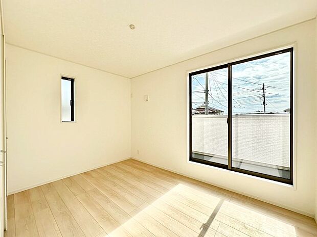 【寝室】明るいバルコニーサイドに洋室を設置。目覚めの良い寝室に。