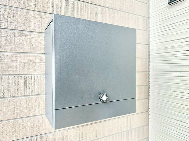 【その他現地】シンプルデザインのポスト。