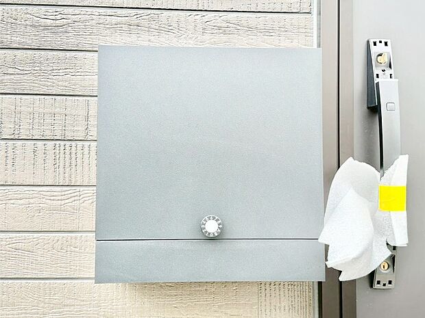 【その他現地】シンプルデザインのポスト。