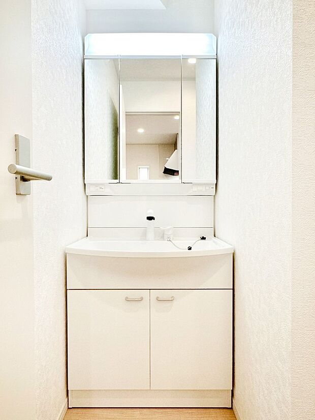 【洗面台・洗面所】スタイリングに便利な三面鏡、ミラーキャビネットで細かい物スッキリ
