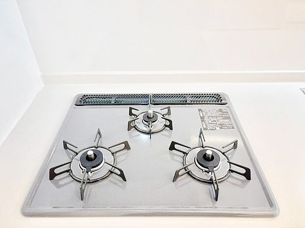 【Siセンサーコンロ】ガスコンロはSiセンサー搭載。火力調節や焦げ付き・消し忘れも防いでくれます。