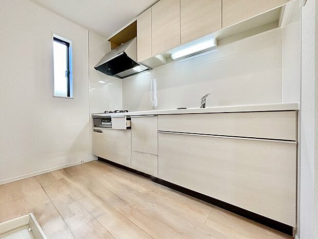 【ダイニングキッチン】ゆとりあるキッチンではご家族と楽しくお料理ができます。