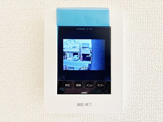 【その他設備(三面鏡裏収納)】三面鏡の裏に、化粧品や衛生用品などを収納可能。洗面台をすっきりと保ちます!