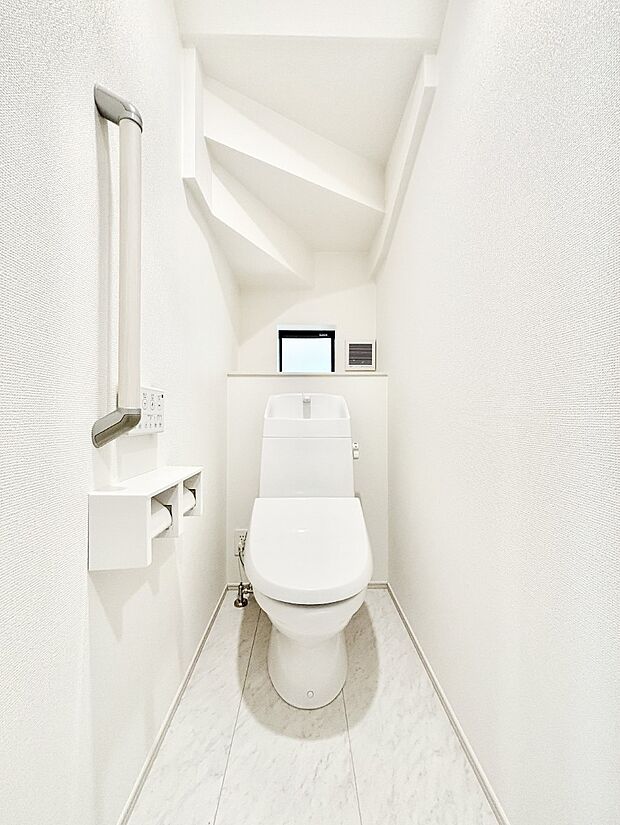 【トイレ】トイレは1階と2階それぞれに配置されていてとても便利です。