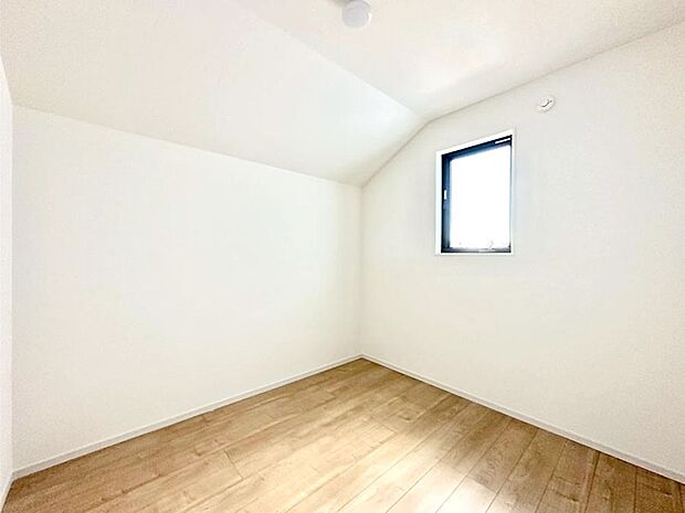 【子供部屋】窓からのやさしい光が心地よいプライベートルーム