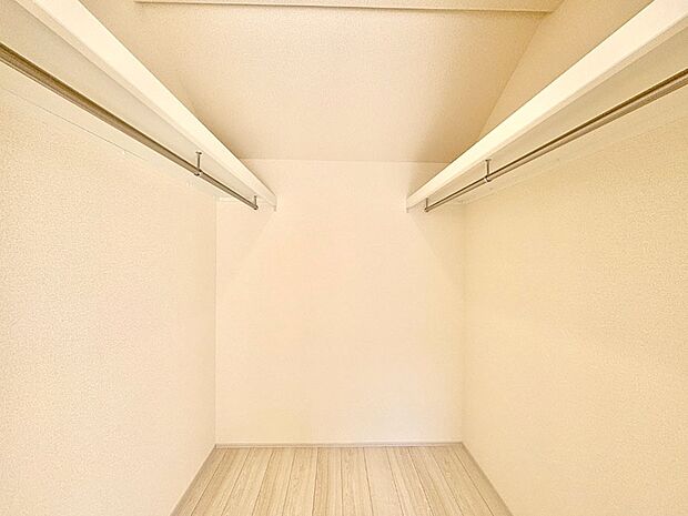 【ウォークインクローゼット】ウォークインクローゼット付きで生活空間を広く利用できます。