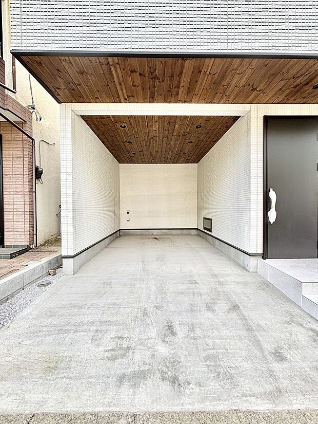 【駐車場】ビルトインタイプは大切なお車を傷や汚れから守ることができます。  