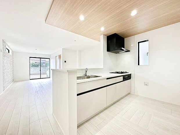 【ダイニングキッチン】料理をしながらご家族との会話を楽しめる対面カウンターキッチン