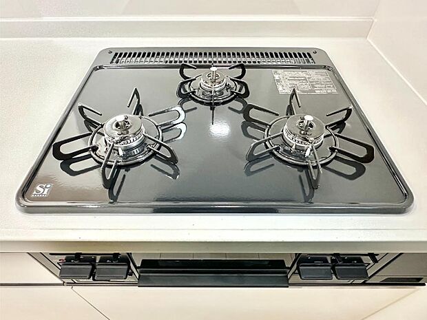 【その他設備(Siセンサーコンロ)】ガスコンロはSiセンサー搭載。火力調節や焦げ付き・消し忘れも防いでくれます。