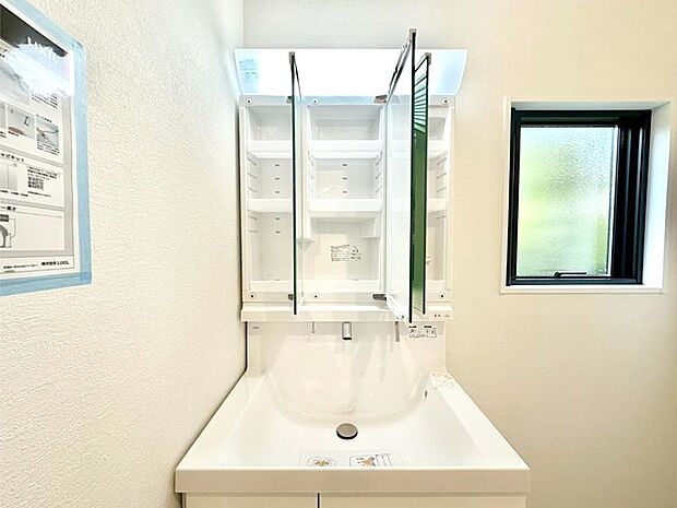【その他設備(三面鏡裏収納)】三面鏡の裏に、化粧品や衛生用品などを収納可能。洗面台をすっきりと保ちます!