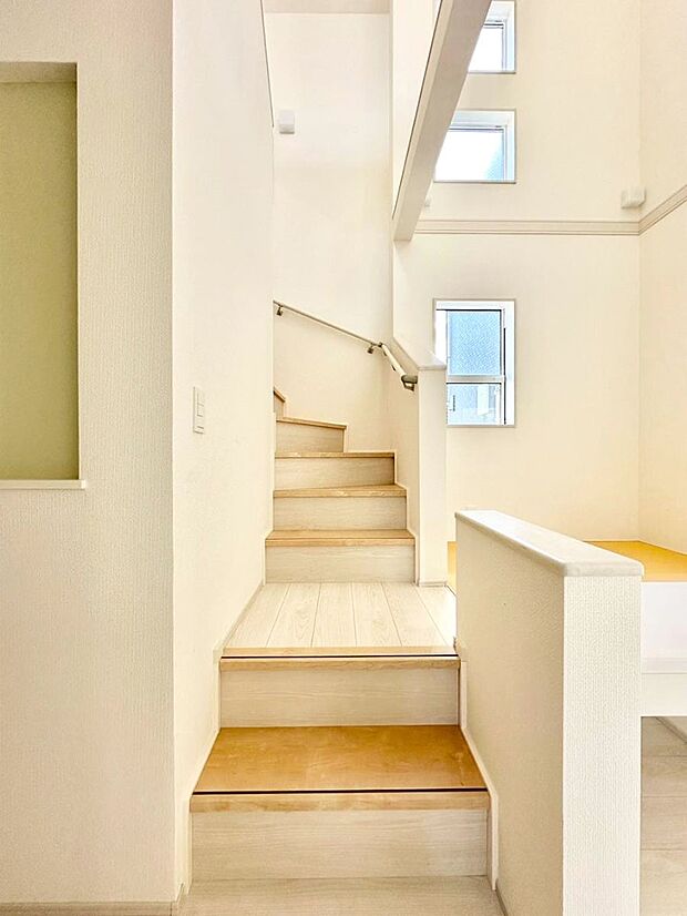 【その他内観】安全性を考慮し階段には手すりを設置しています