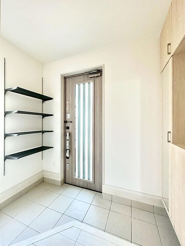 【玄関】明るい玄関はお客様をお出迎えするのにぴったりです！