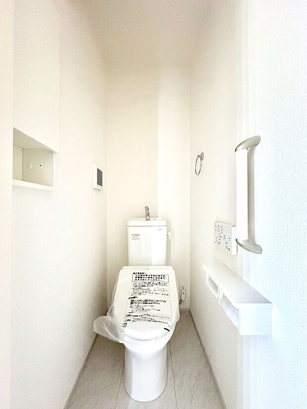 【トイレ】トイレは1階と2階それぞれに配置されていてとても便利です。 