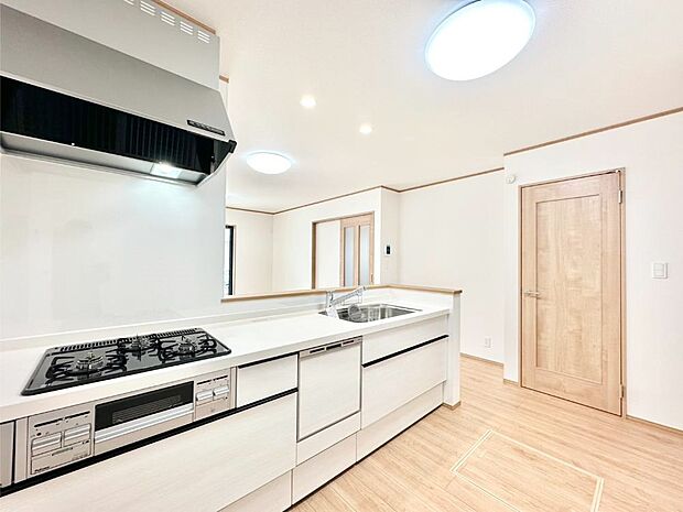 【ダイニングキッチン】料理をしながらでもご家族との会話を楽しめる対面キッチン