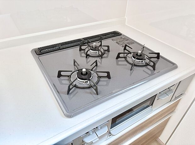 【Siセンサーコンロ】ガスコンロはSiセンサー搭載。火力調節や焦げ付き・消し忘れも防いでくれます。