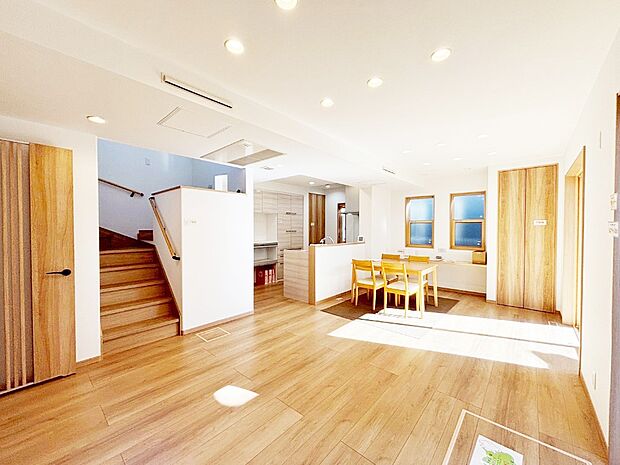 【リビングダイニング】落ち着いた雰囲気のLDKは家族みんなの快適空間