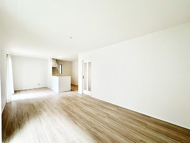 【リビング】ご家族の賑やかな話し声で包まれる明るいリビング