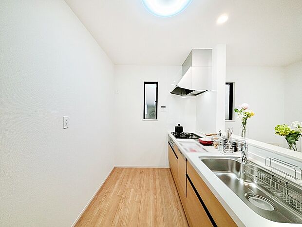 【キッチン】爽やかな風が通り抜けるキッチン。窓があるので明るく換気にも役立ちます。