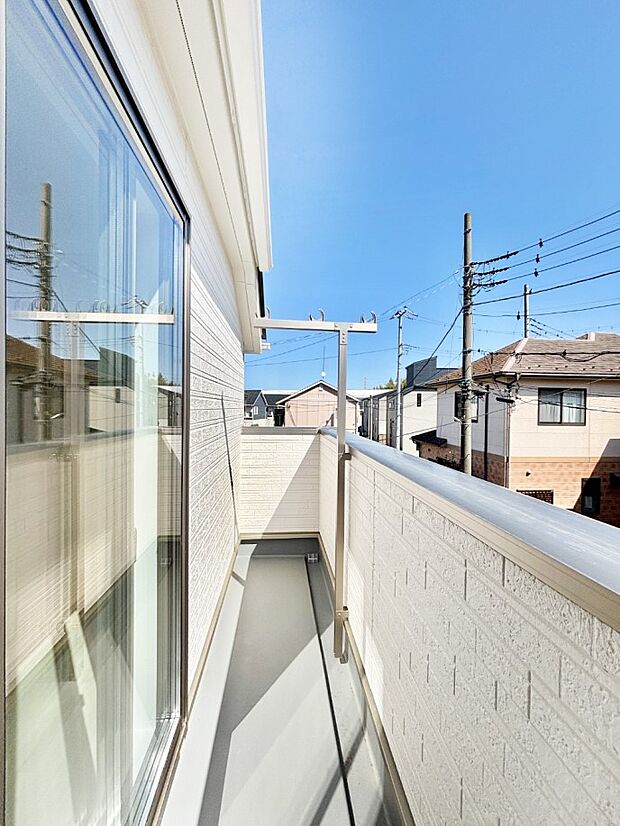 【バルコニー】ゆったりバルコニーだから沢山お洗濯ものを干せます。