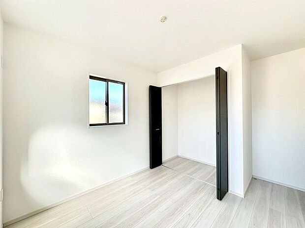 【寝室】収納が充実しているので居住スペースを広々使えます  