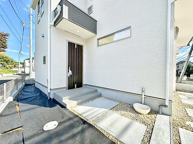 【玄関】玄関アプローチにはプランターを並べて季節の花でお客様をおもてなしできます。