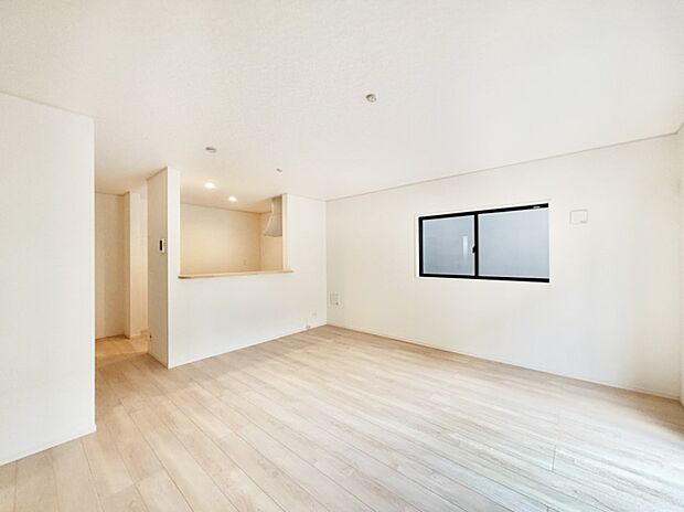 【リビングダイニング】明るい陽光が注ぎ、寛ぎの雰囲気に満たされるリビング・ダイニング。 