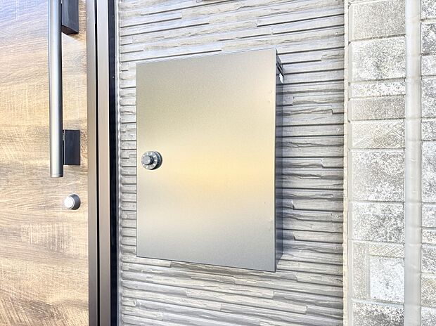 【その他現地】シンプルデザインのポスト。