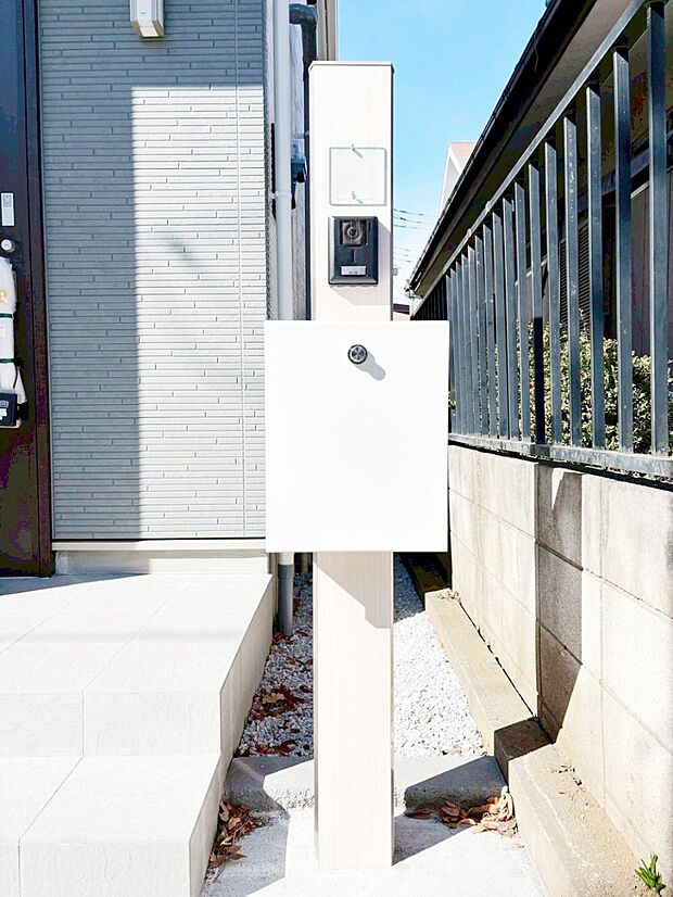 【その他現地】シンプルなデザインのポスト