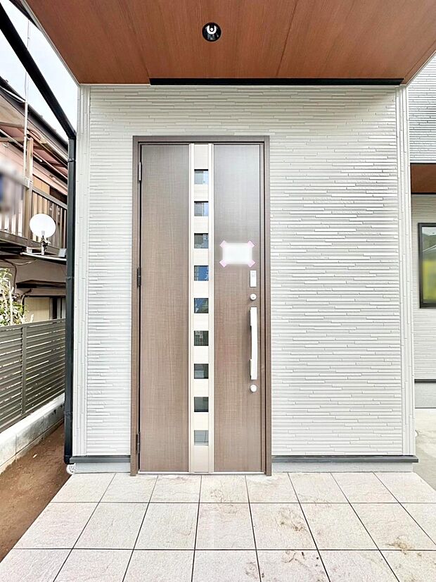 【玄関】住まいの顔を演出する、玄関ドア。 