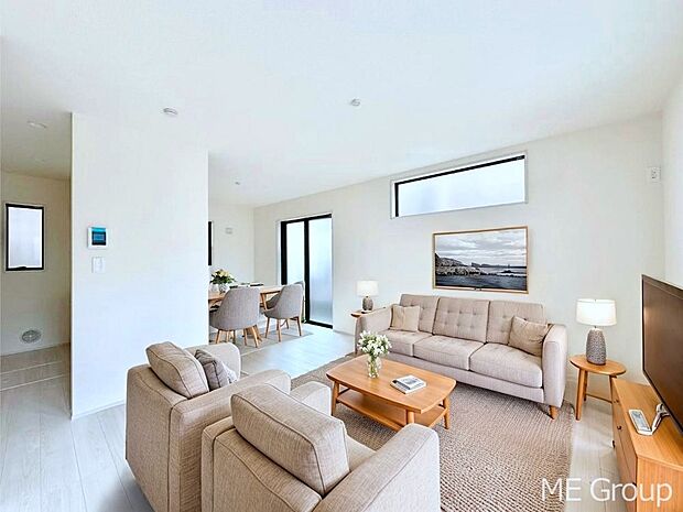 【リビング】家族の和やかな会話が聞こえてきそう。開放感のあるリビングです。※家具はCGです  