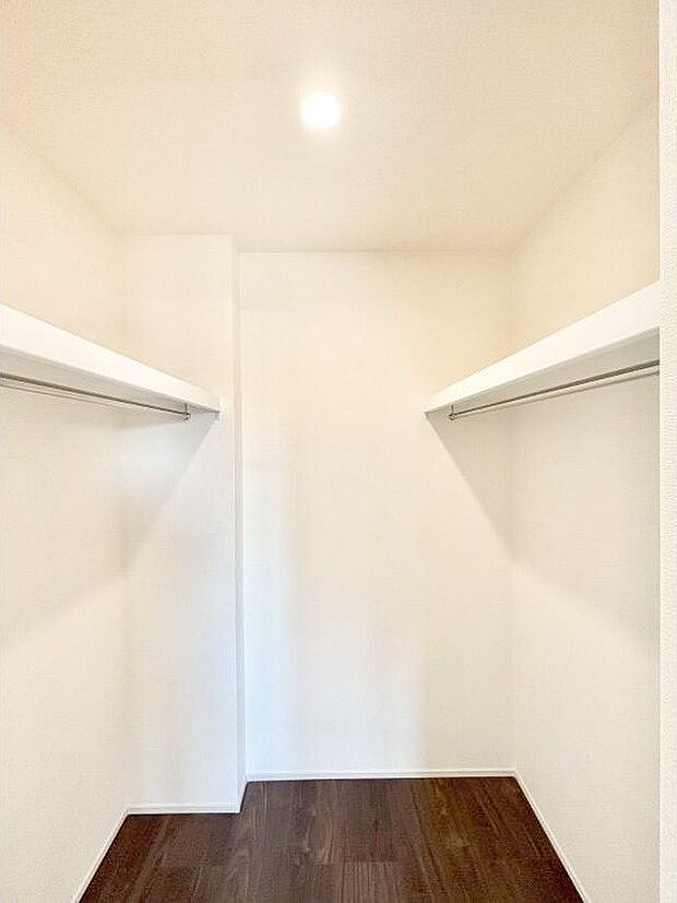 【ウォークインクローゼット】ウォークインクローゼット付きで生活空間を広く利用できます。