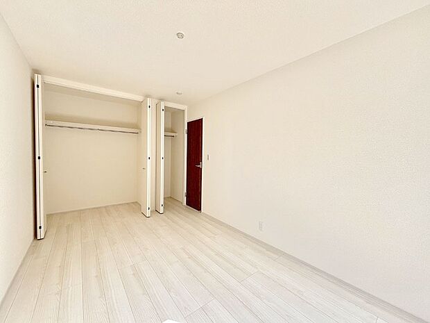 【寝室】収納が充実しているので居住スペースを広々使えます  