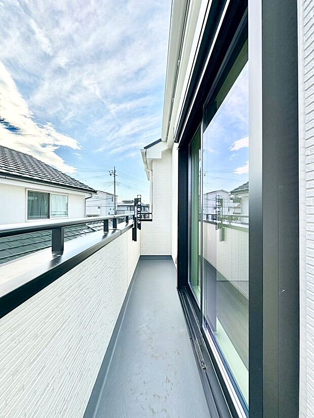 【バルコニー】ゆったりバルコニーだから沢山お洗濯ものを干せます。