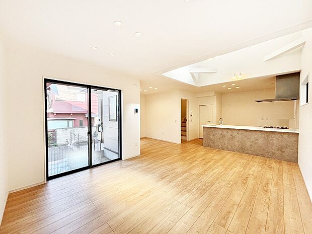 【ダイニング】明るい陽光が注ぎ、寛ぎの雰囲気に満たされるダイニング。   