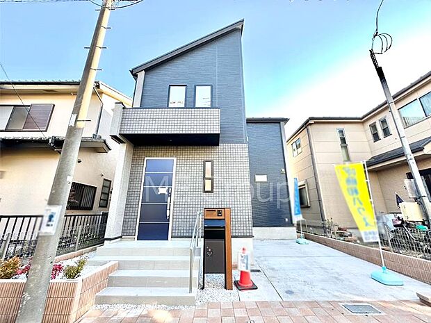 【現地外観写真】洗練された外観、上質な住空間が広がる室内は永く安心して過ごせる住居です。 