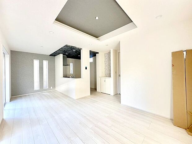 【リビングダイニング】折上天井は立体的な奥行きがあるので、天井が広く見えて開放的な空間を演出できます。  