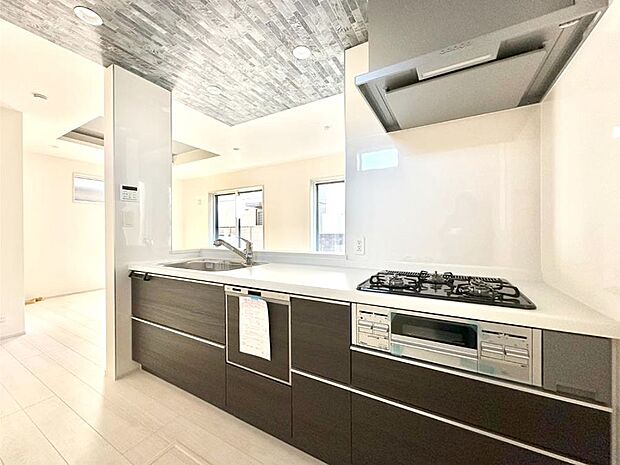 【ダイニングキッチン】料理をしながらでもご家族との会話を楽しめる対面キッチン