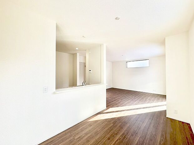 【リビングダイニング】明るい陽光が注ぎ、寛ぎの雰囲気に満たされるリビングダイニング