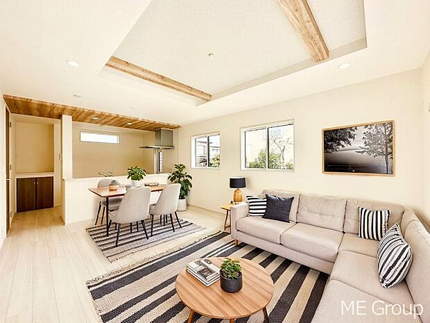 【リビング】お洒落で開放感のある折り上げ天井を採用したリビング※家具はCGです