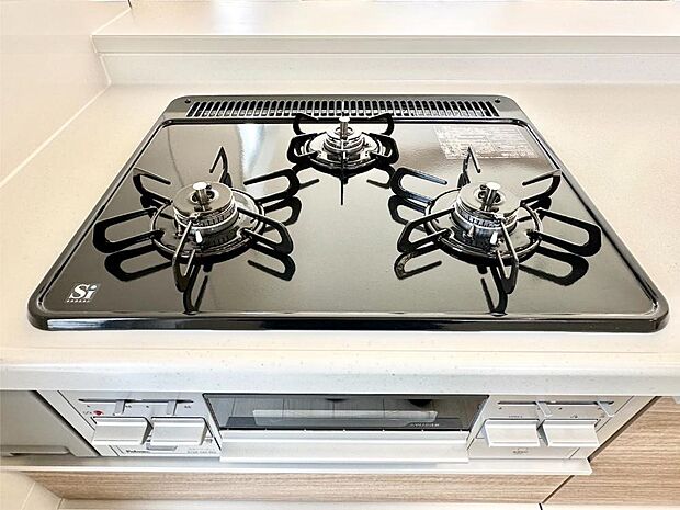 【その他設備(Ｓｉセンサーコンロ)】ガスコンロはＳｉセンサー搭載。火力調節や焦げ付き・消し忘れも防いでくれます。