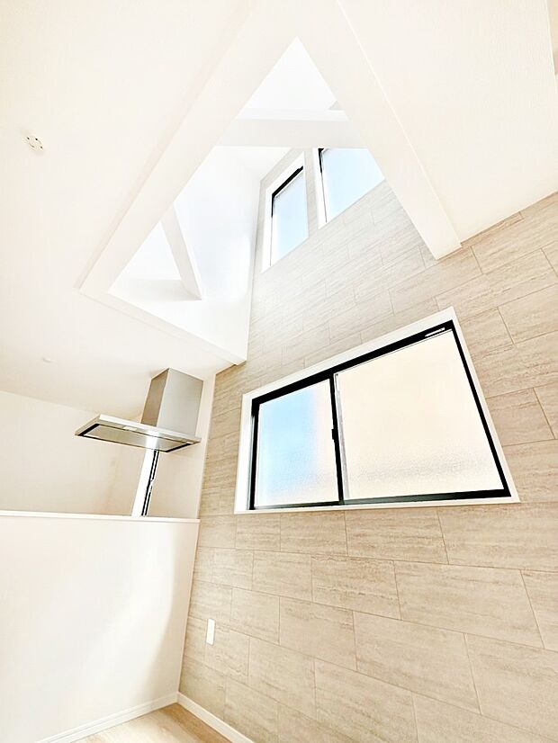 【その他設備(吹き抜け)】明るい日差しが差し込む吹き抜け設計