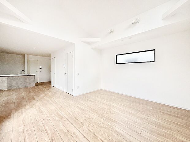 【ダイニング】25帖のゆとりあるリビング。家族が集まるリビングは床暖房付きで快適です。