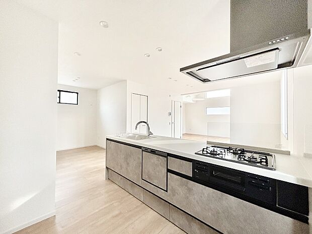 【キッチン】リビングで遊ぶお子様を見守りながらお料理ができる対面キッチン