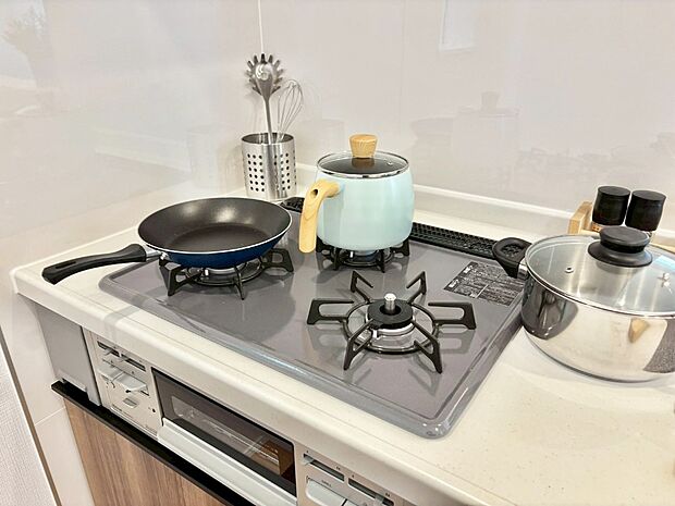 【その他設備(Siセンサーコンロ)】ガスコンロはSiセンサー搭載。火力調節や焦げ付き・消し忘れも防いでくれます。